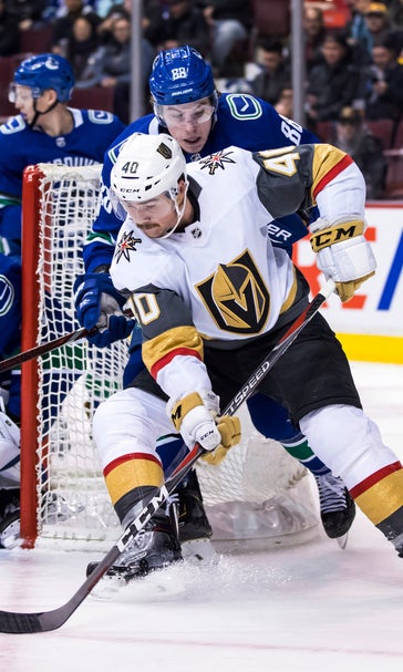 Blackhawks agree to deals with goalie Lehner, F Carpenter